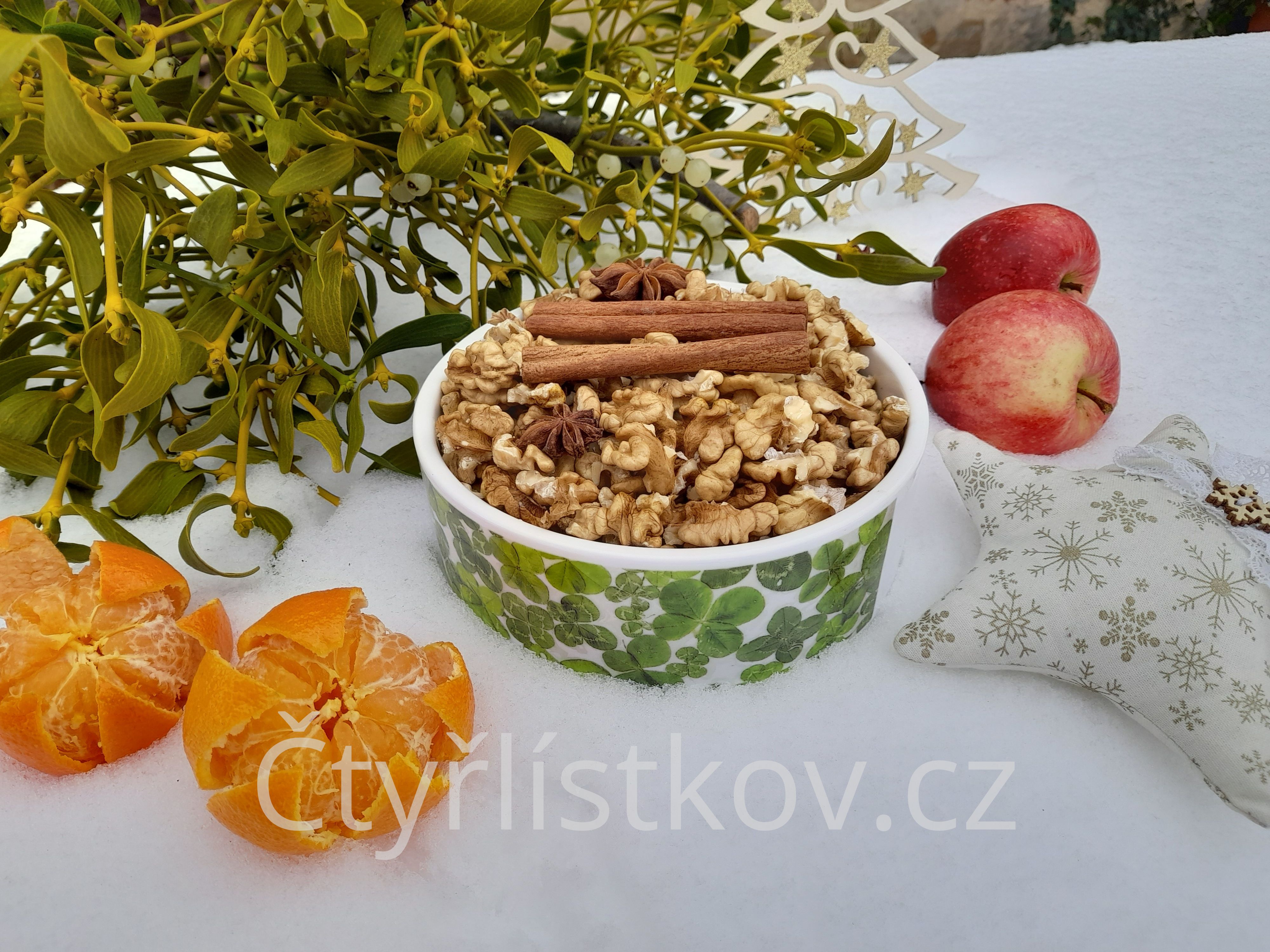 Malá keramická miska s ořechy je už připravena na Vánoce